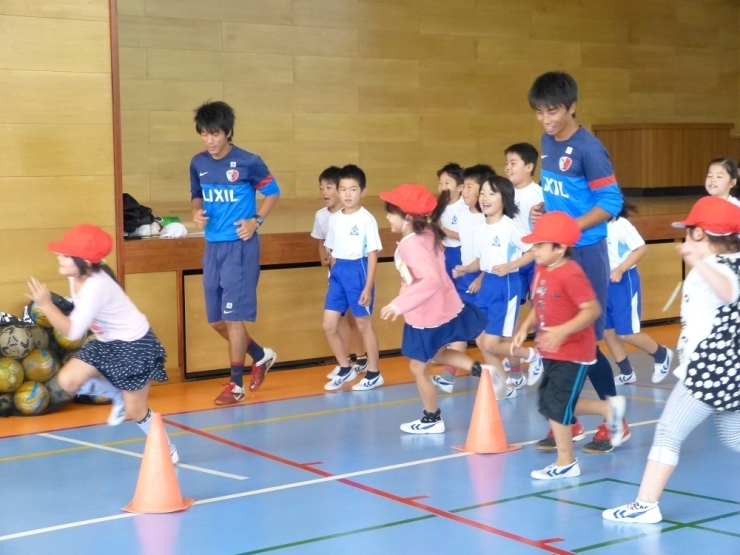 体育館内では、1～3年生、4～6年生というように低学年、高学年と時間を分けて指導してもらいました。