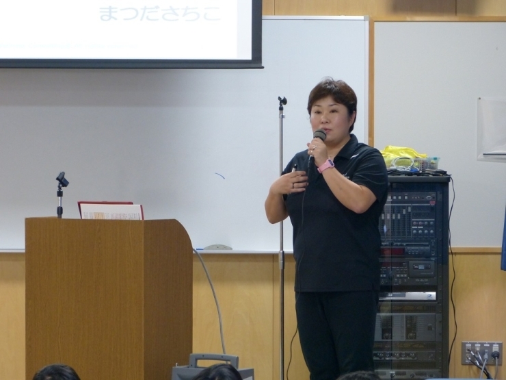 スポーツ栄養士　松田幸子先生です。「私は、運動をしている人の食事のお手伝いをする人なんですよ（*^_^*）」わかりやすく説明してくれました。