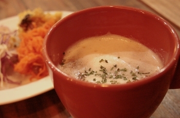 本日のスープ。<br>写真は、キャベツのポタージュ。<br>素材のうまみがギュッと詰まったトロトロのポタージュは、かすかにチーズが香る。う～んトレビアーン♪