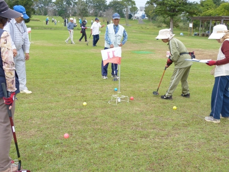 行方市玉造地区の高須崎公園で、グランドゴルフ大会が開催されました。