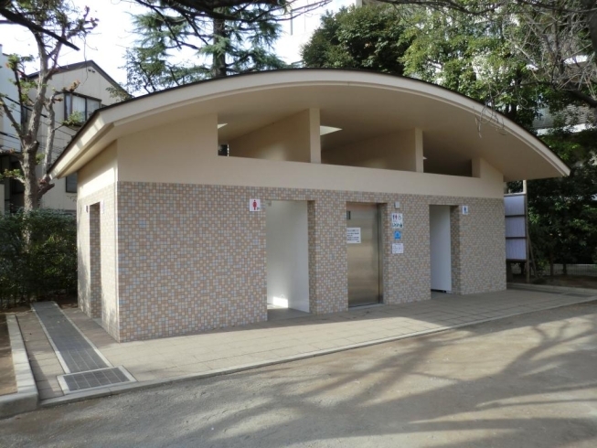 「白銀公園」だれでもトイレあり、石の山が人気の公園です