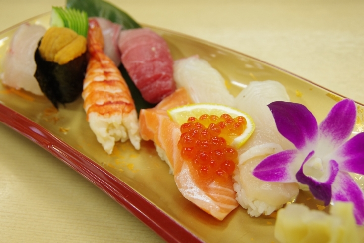 「辰巳寿司」当店自慢の活きのいい魚を使った寿司、鍋物をご堪能下さい。