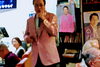 オリジナル曲[横浜恋物語]を熱唱する嶋 健二。「津田沼駅近歌の広場T.S♪2人のビックショー」