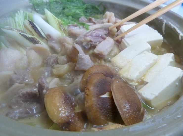 鴨肉！と言えば【鴨鍋】ですね。鴨肉から出る旨味がスープに溶け込んで、脂っこくなくてコクのあるスープです。