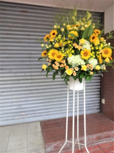 黄色・オレンジ系のスタンド花「オープンの御祝スタンド花をお届けしました。」