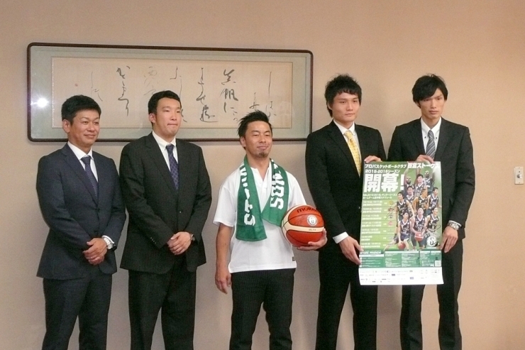 左から、田中代表、上田ヘッドコーチ、今村市長、中務（なかつか）キャプテン、谷副キャプテン