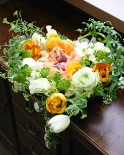 チューリップの茎もアーチ型に
バレンタインのハート型アレンジ「Flower Studio Mihama フラワースタジオ ミハマ」
