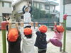 「鉄棒にﾌﾞﾗﾌﾞﾗ♪【交野市・保育園・月極保育・一時預り】」