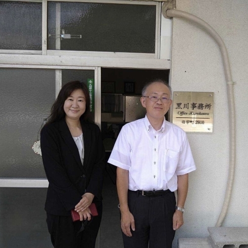 黒川ひであき様（右）と当社専務の村上敦子（左）「事務所入口に設置するガラスの表示板」