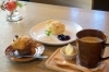 右）MACHI cafeオリジナルコーヒー　300円<br>中）手作りおやつ（さっくりスコーン）　280円<br>左）ミニチョコマフィン（くるみ入り）　180円