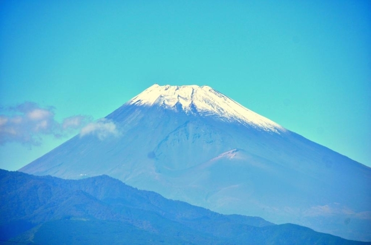 先日の初冠雪で薄らと山頂が白くなった富士山。凛とした優雅な姿に日本人でよかったと感じました。