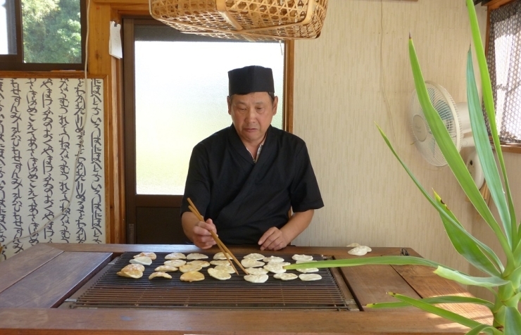 榎家さんのご主人！　『何時も同じ味と歯ごたえをお客様にお届けしたい』と思っています。