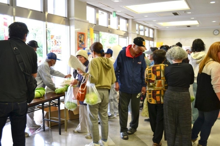 新鮮な野菜などは真っ先に完売！大盛況です！