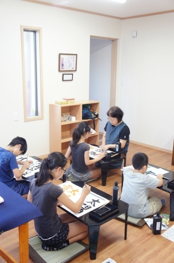 さまざまな学年・級の子たち、みな真剣です！「ならしの書道教室 岩田綾佳教室」
