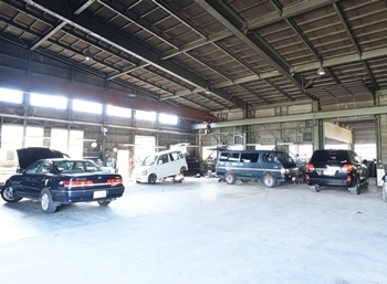 工場内の様子。「有限会社 北江自動車整備工場」