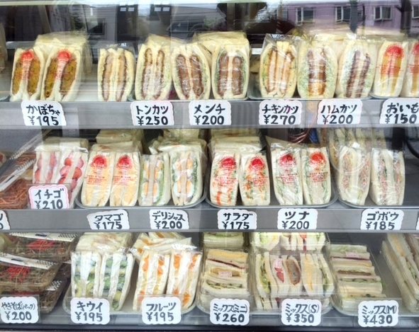 ショーウィンドウに並ぶサンドイッチは種類の多さと具のボリュームにびっくり！どれも美味しそうで、選ぶのに困ります(^_^;)