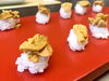 「 今日は赤うに、高級魚アコウが入っております✨ 旬で新鮮なネタのすしをご用意しております✨」