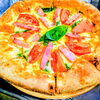 バジルソースとトマトとベーコンの宮崎ピザ