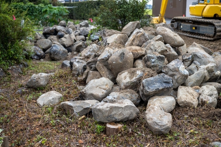 撤去した石積み「池田町の古民家再生プロジェクト。石積みの撤去が始まりました。」