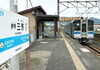 伊予三芳駅のホームとワンマン列車。