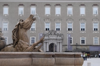 レジデンス広場中央にある「「アトラス神の噴水」のお馬ちゃん　※後ろの建物は大司教の宮殿レジデンツ。映画をよーく見ると、後方にはマリアがこの後乗るバスがゆっくりと走っているよ～。