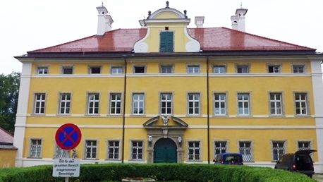 フローンブルク宮殿<br>ちなみにこのお屋敷は、現在はモーツァルト音楽院の学生寮となっております。