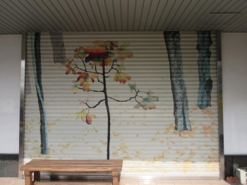 おとなりの「イ方古堂」のシャッターにも熊野の学生が描いた絵が！<br>でも、閉店時しか見られないのが、少し残念(^_^;)