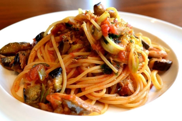 ―本日のパスタ―<br>秋刀魚とトロトロなすのトマトソースのスパゲティ