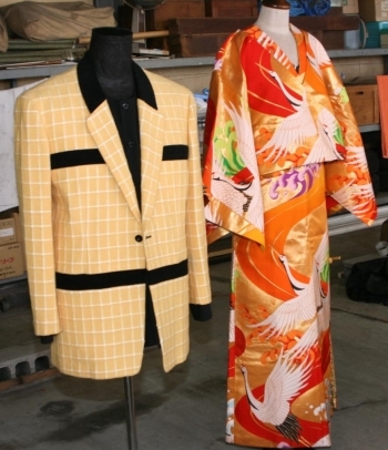 左が竹の繊維で織った生地を使った紳士物ジャケット、右が打ち掛けをリフォームしたワンピースと上着（内に、黒のスパンコールのシースルードレス）