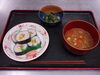「お昼は手作りの巻きずしです。　交野市　デイサービス　有料老人ホーム　ケアプランセンター」