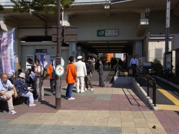 電車の到着の度に参加者が降りてきます。