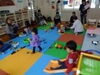 室内で思い思いに過ごす子供たちの様子