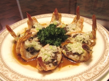 蒜泥草蝦（ソアンニイザオシャ）
海老とにんにくの蒸し焼き「中華料理 龍鳳園」