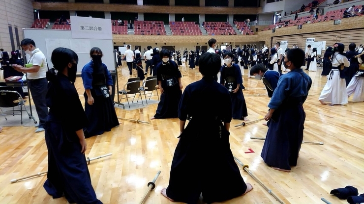 試合の雰囲気を味わいつつ、緊張しながらアップ中「第55回兵庫県少年剣道の集い（6/19）」