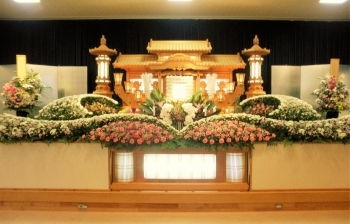 【例】　生花祭壇「坂根葬儀社ホール セプレ中舞鶴」