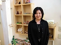 自身も木製玩具の制作に携わる
吉高さん