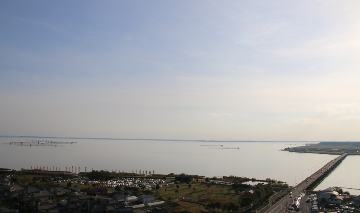 行方市玉造地区にある「虹の塔」から霞ヶ浦を望むと鯉の養殖場も見ることが出来ます。※対岸は「かすみがうら市」です。