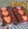 季節限定。ご褒美ショコライチゴサンド🍓🍫甘すぎないショコラブレットでﾁｮｺｶｽﾀｰﾄﾞｸﾘｰﾑと川口市産イチゴ🍓をサンド。「いちごの季節真っ盛り🍓いちごさんど祭やってます。」