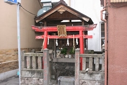建物の間に鎮座するお稲荷様。玉垣には「東京神楽坂組合」の文字が。