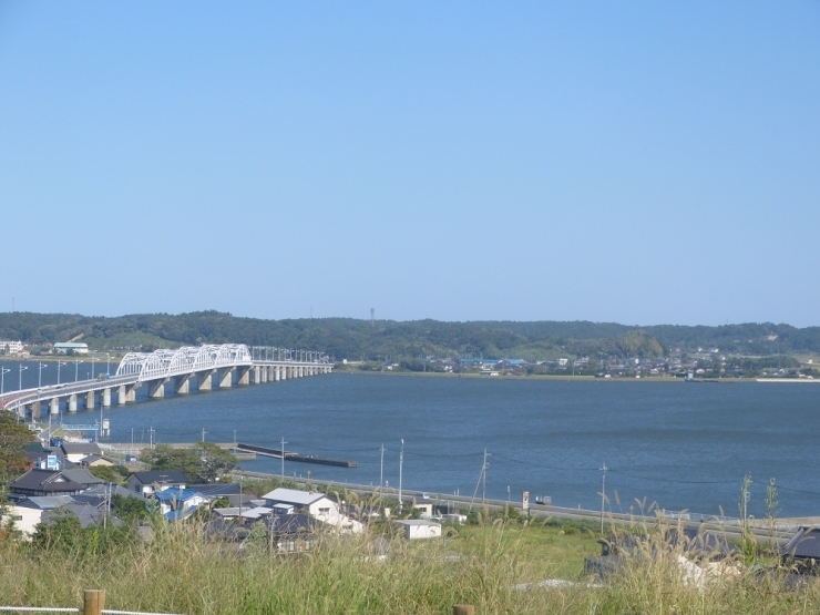 行方市白浜にある「茨城県立白浜少年自然の家」の多目的広場からは北浦大橋が見えます。※対岸は「鹿嶋市」です。