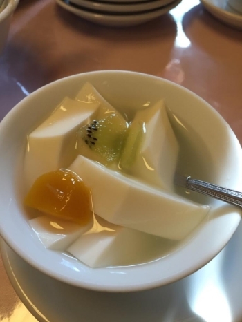 デザートの杏仁豆腐は癖のない甘さでホット一息。