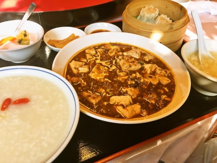 麻婆豆腐定食・ボリューム満点です。ご飯・お粥と選べるのも嬉しい！