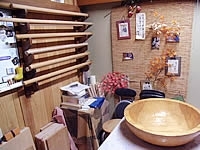 自宅を改装した教室。
壁には使い込まれた麺棒が並ぶ