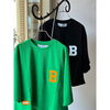 「"B"のロゴが冴えるスッキリとしたデザインTシャツ」