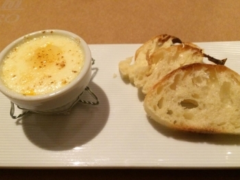 ～先付け～<br>生クリームと卵黄の小さなココット焼き<br>－スパークリング－：フェッラーリ マキシム ブリュット