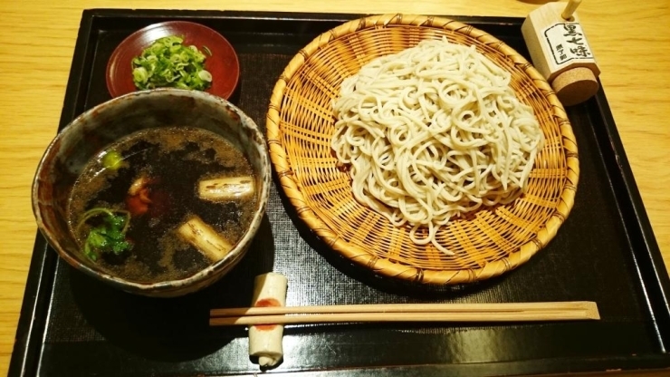 鴨汁蕎麦。つめたいお蕎麦（大盛）に熱い鴨入りの漬け汁。　1300円（税込み）