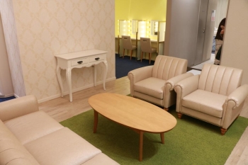ソファーがある快適な待合室や全身が見える三面鏡など設備も充実。