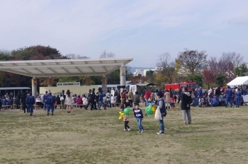 イベントを楽しむたくさんの来場者