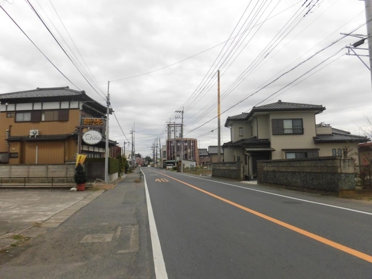 昔は田んぼだった所に、今は家も建ち並んでいます。