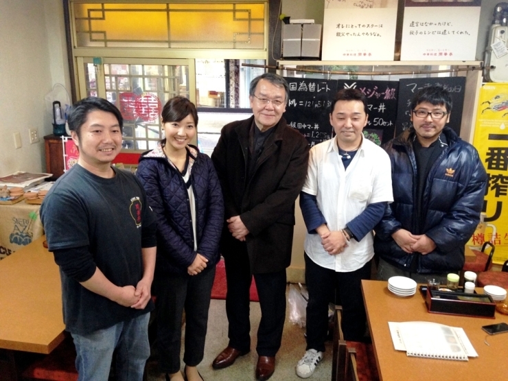 最後に、リポーターの若一さん、アナウンサーの市川さん、西台商店会の皆さんで記念撮影☆